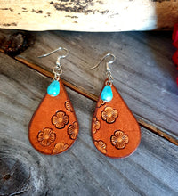 Load image into Gallery viewer, LEATHER DAISY EARRINGS 000258

